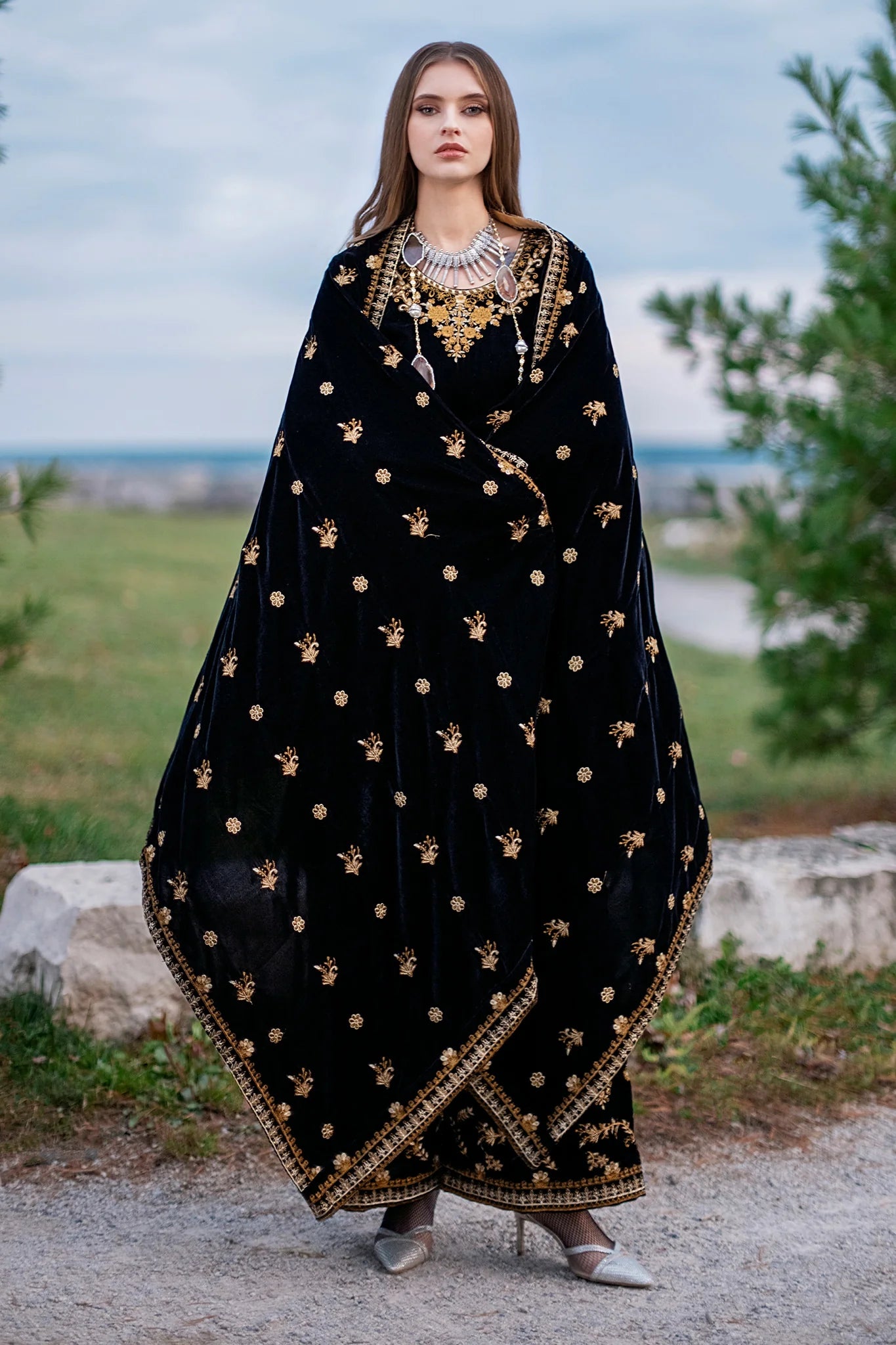 zab956 Unstitched 3PCs Embroidered Velvet Dress With Embroidered Velvet Shawl