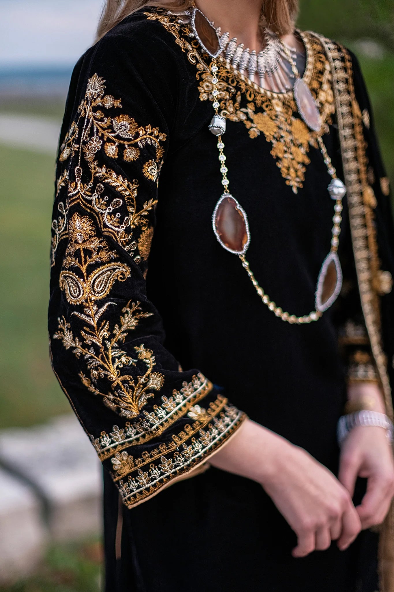 zab956 Unstitched 3PCs Embroidered Velvet Dress With Embroidered Velvet Shawl